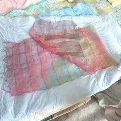 ストライプ柄の透け感ストール