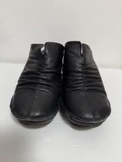 ヒナ 黒 レザー スリッポン サボ