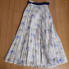 新品タグ付きアンアナザーアンジェラス　プリーツスカート 花柄 ホワイト/ブルー