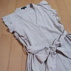 rienda ベージュ フリルノースリーブ ワンピース　スリット　リボン付