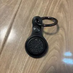 Spigen AirTag ケース レザー カバー カラビナ ブラック
