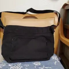 黒のショルダーバッグ　縦28cm×横35cm