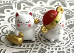 白い猫の置物 赤い帽子 金色の小物