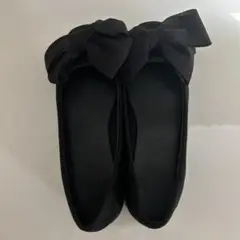 リボン付き黒フラットシューズ