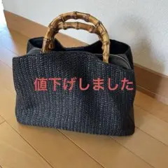 バンブーハンドルの黒いハンドバッグ
