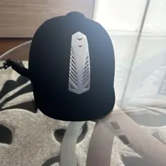 黒い乗馬用ヘルメット