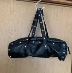 スタッズ付き黒レザーハンドバッグ