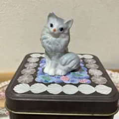 猫の陶器フィギュア付き空き缶
