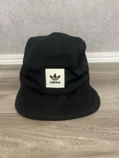 adidas original 黒 ロゴ付き 折り畳みパッカブルキャップ