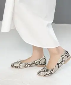 新品！モノトーン柄リボン付きフラットシューズ24センチ！