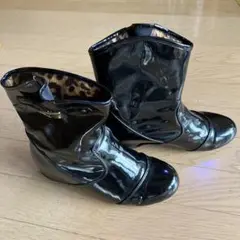 雨、雪の季節に最適❣️黒エナメルショートブーツ ヒョウ柄内装　インヒールブーツ