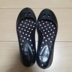 ブラックフラットシューズ ドット柄インソール