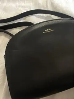 A.P.C. ハーフムーン　本革ブラックショルダーバッグ