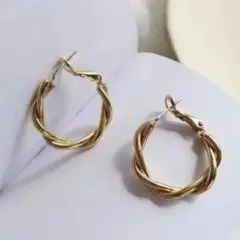 【新品】ピアス　ゴールド　フープピアス　フープ　ツイスト　ツイストピアス