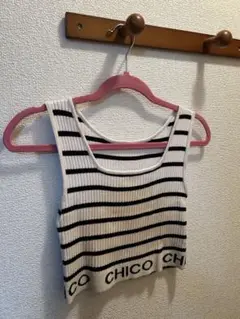 Chico 裾ロゴクロップドタンクトップ
