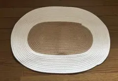 白とベージュの楕円形マット