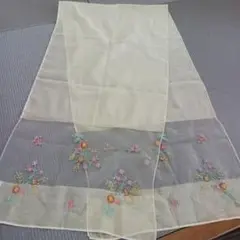 花柄刺繍のクリーム色、マルチカバー
