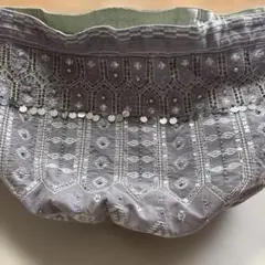 グレーの刺繍バッグ