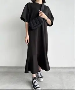 fifth 美品　ブラック カットソーワンピース 半袖 フレア裾　スウェット