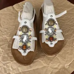 Earth Shoe ホワイトサンダル ビーズ装飾