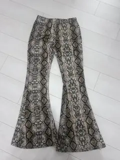 ヘビ柄フレアパンツ