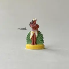 フェーヴ　フラダンスを踊る女性　フランス　フェーブ　ミニチュア陶器　f-3781