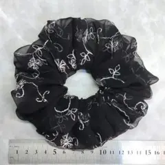 大きめシュシュ★ブラックホワイト花柄刺繍