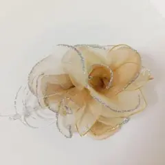お花のデザイン コサージュ クリーム色　ローズバラゴールド