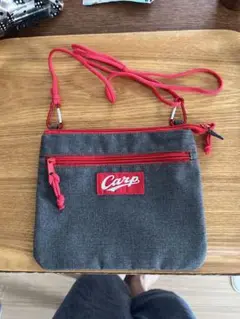 Carp サコッシュ グレー/レッド