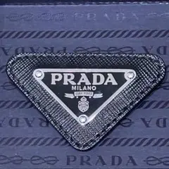 * PRADA プラダ ブローチ 三角プレート
