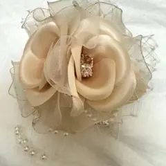 コサージュ　ブローチ　花　ベージュ