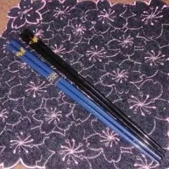 青と黒の花模様木製箸2本セット