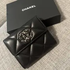 シャネル二つ折り財布