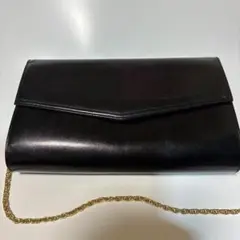 黒いレザークラッチバッグ ゴールドチェーン付き