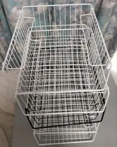 ワイヤーバスケット白4・黒1.約幅35×奥行27×高さ12cm