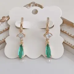 グリーンビジューリングピアス ゴールド