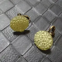 小花柄オーバルイヤリング　半透明　ボタン