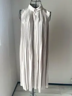 ベージュ ノースリーブ プリーツワンピース　襟あり　M