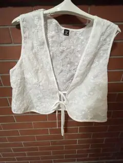 SHEIN 刺繍入りホワイトベスト ブラウス　ビスチェ　ジレ