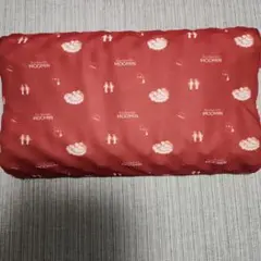 ムーミンデザイン 赤い枕 約40cm x 20cm