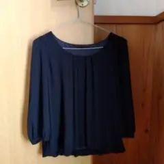 黒の八分袖のブラウス