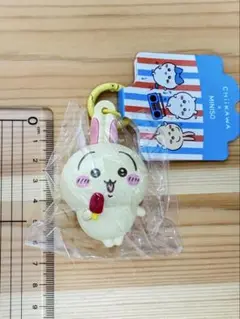 【海外限定】miniso ちいかわ 猛暑の夏 アイスを食べ　キーホルダー うさぎ