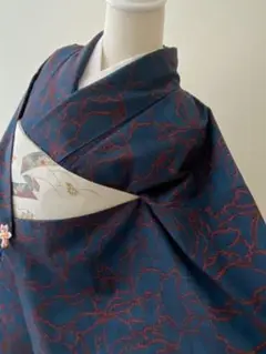 藍色にエンジ色の花の線描つなぎが美しい オシャレな紬 正絹袷