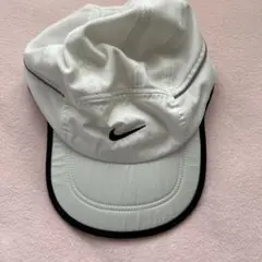 NIKEのさ白のキャップ