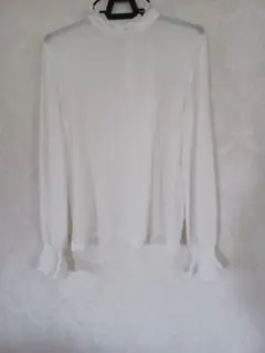ホワイトフリルハイネック長袖シャツ