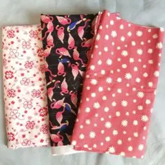 【３セット＋おまけ２枚】生地 ハギレ レッド クローバー フラミンゴ 花 赤系