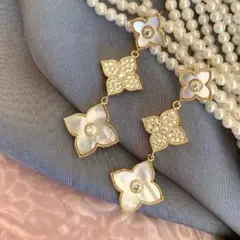 【美品】 トリプル クローバー ピアス ロング ジルコニア 四つ葉 シンプル
