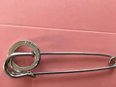 Acne Studious ロゴの入ったチャーム付 専用ピン