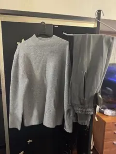 ちょっと早い秋、冬に向けて　グレー タートルネックセーターとジョガーパンツセット