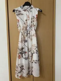 新品・ONLISA Bin Hang 花柄ノースリーブワンピース Sサイズ　m